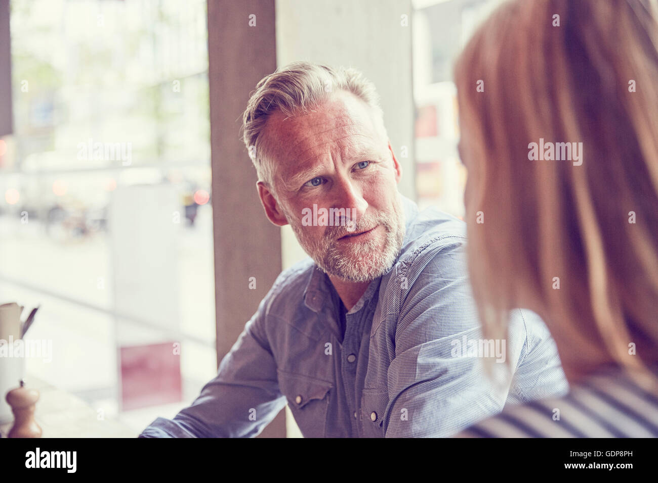 Reifer Mann im Café plaudern mit Freund Stockfoto