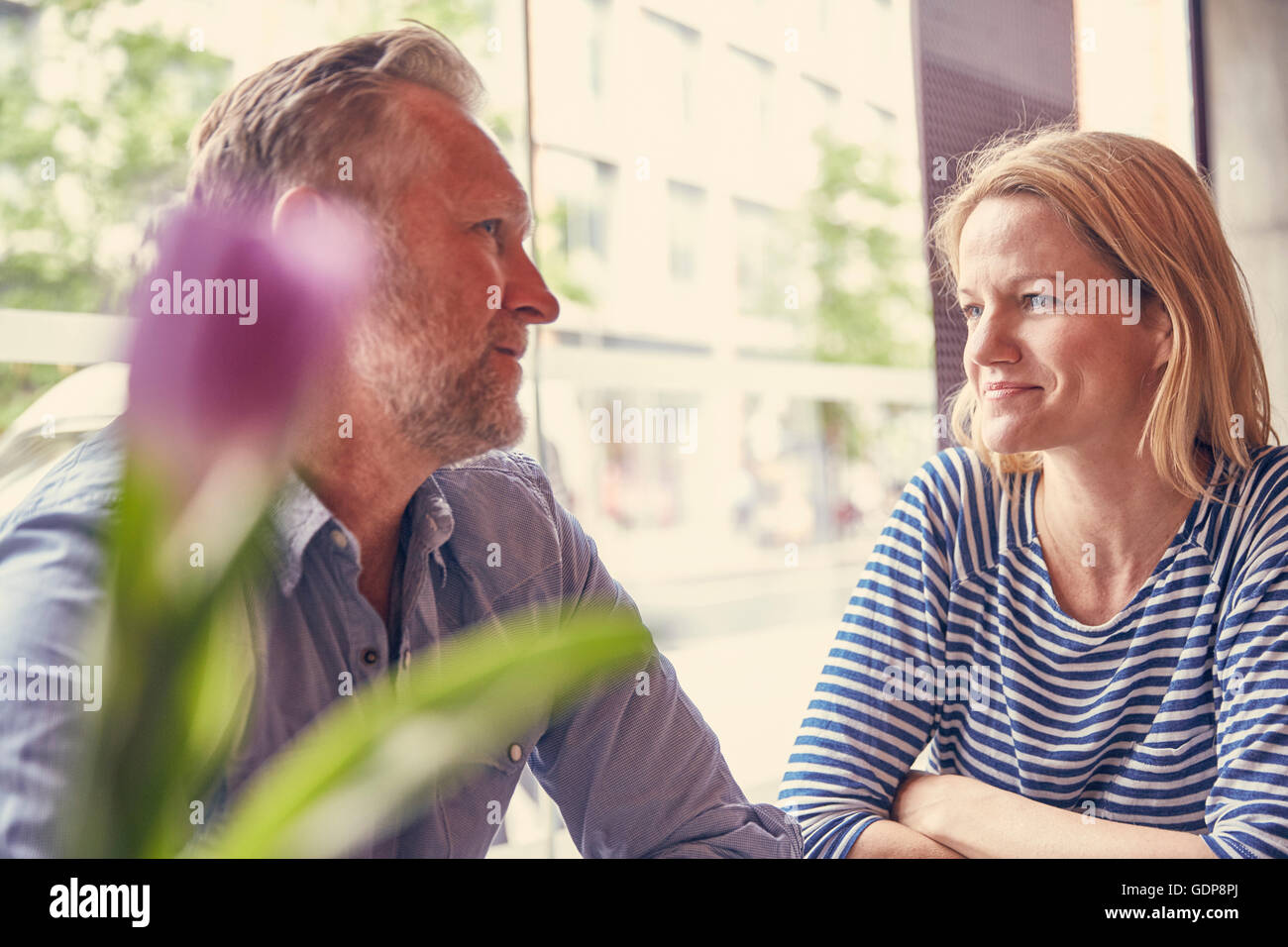Älteres Paar in den Coffee-Shop Chat Stockfoto