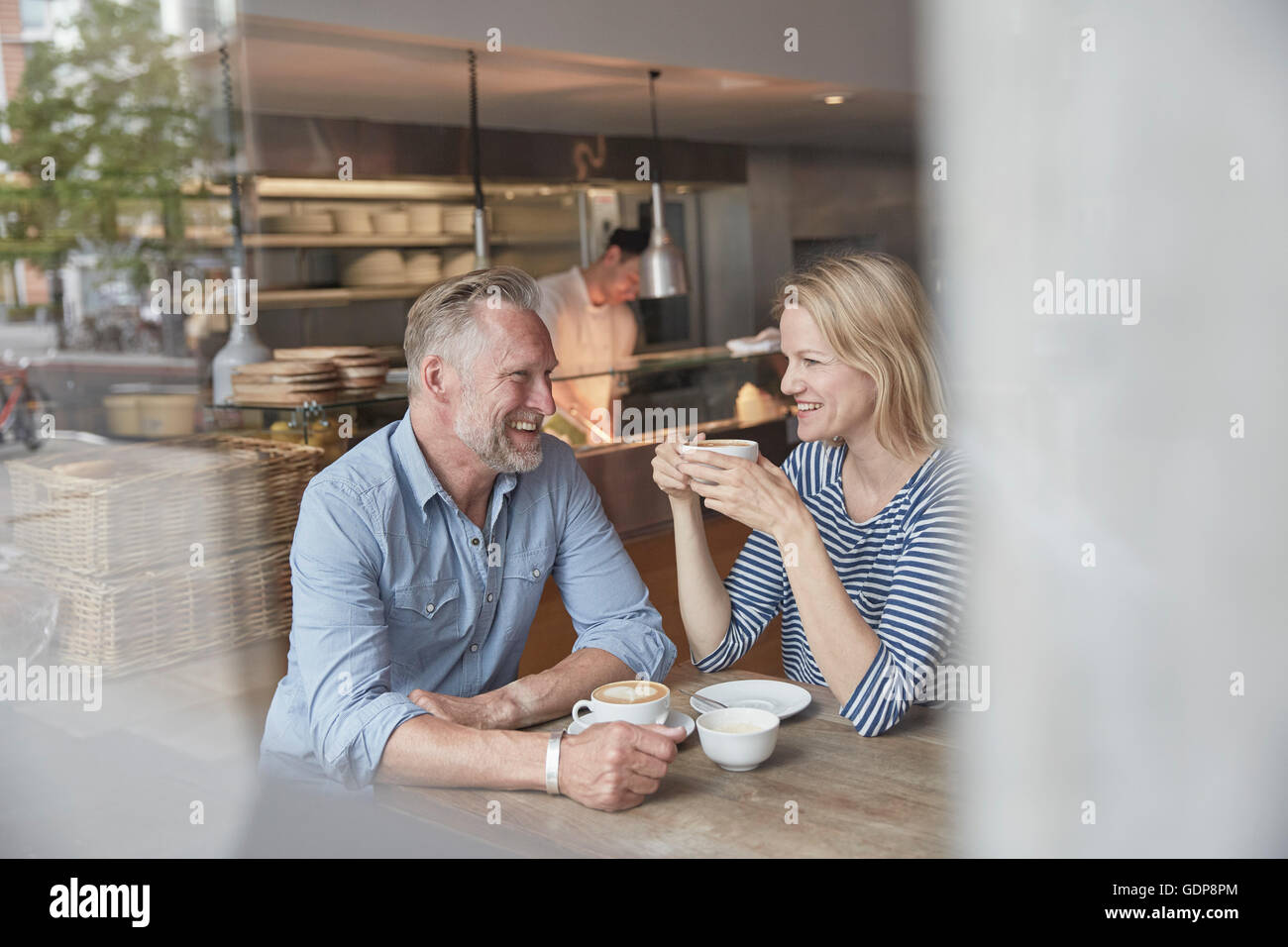 Blick durch die Fenster des reifes Paar im Café im Chat Stockfoto