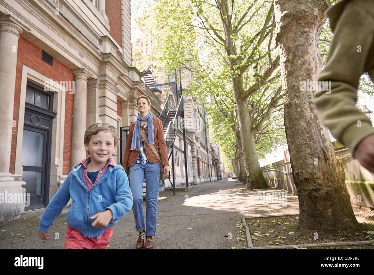 Junge mit Mutter auf der Straße laufen Stockfoto