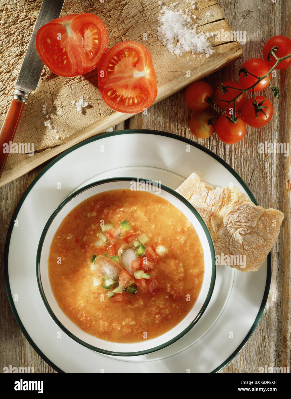 Gazpacho Suppe knuspriges Ciabatta Brot schneiden frisch Tomaten Rebe Meer Salz rustikale Holz hacken Board Draufsicht Stockfoto