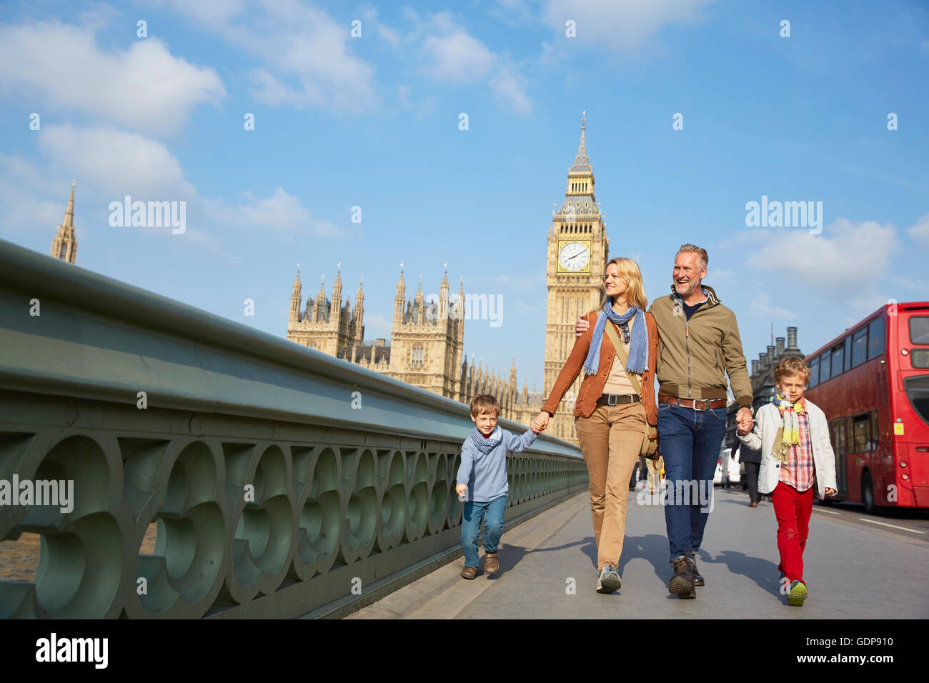 Familie über Westminster Brücke zu Fuß Stockfoto