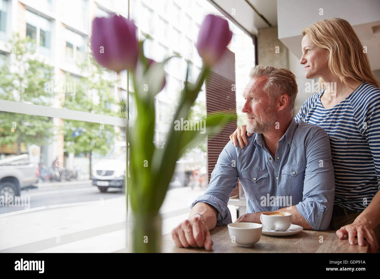 Älteres Paar im Café Blick aus Fenster Stockfoto