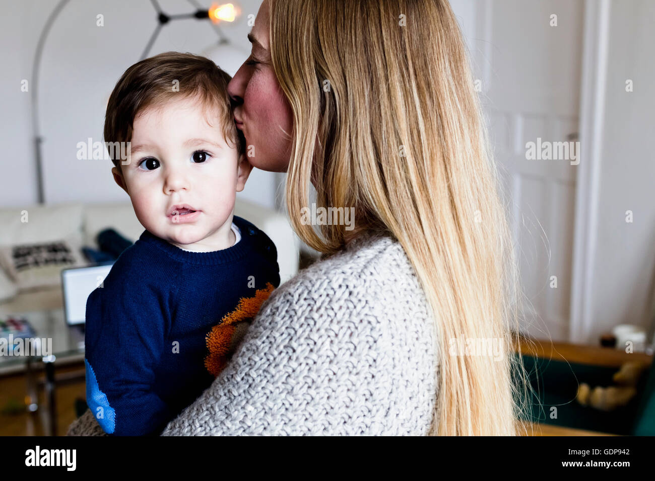 Mitte Erwachsene Frau mit Baby Sohn und seinen Kopf küssen Stockfoto