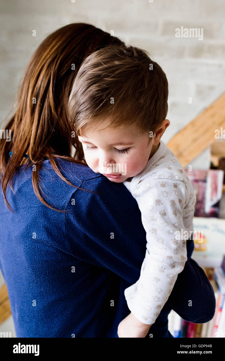 Frau müde Baby Sohn im Wohnzimmer Stockfoto