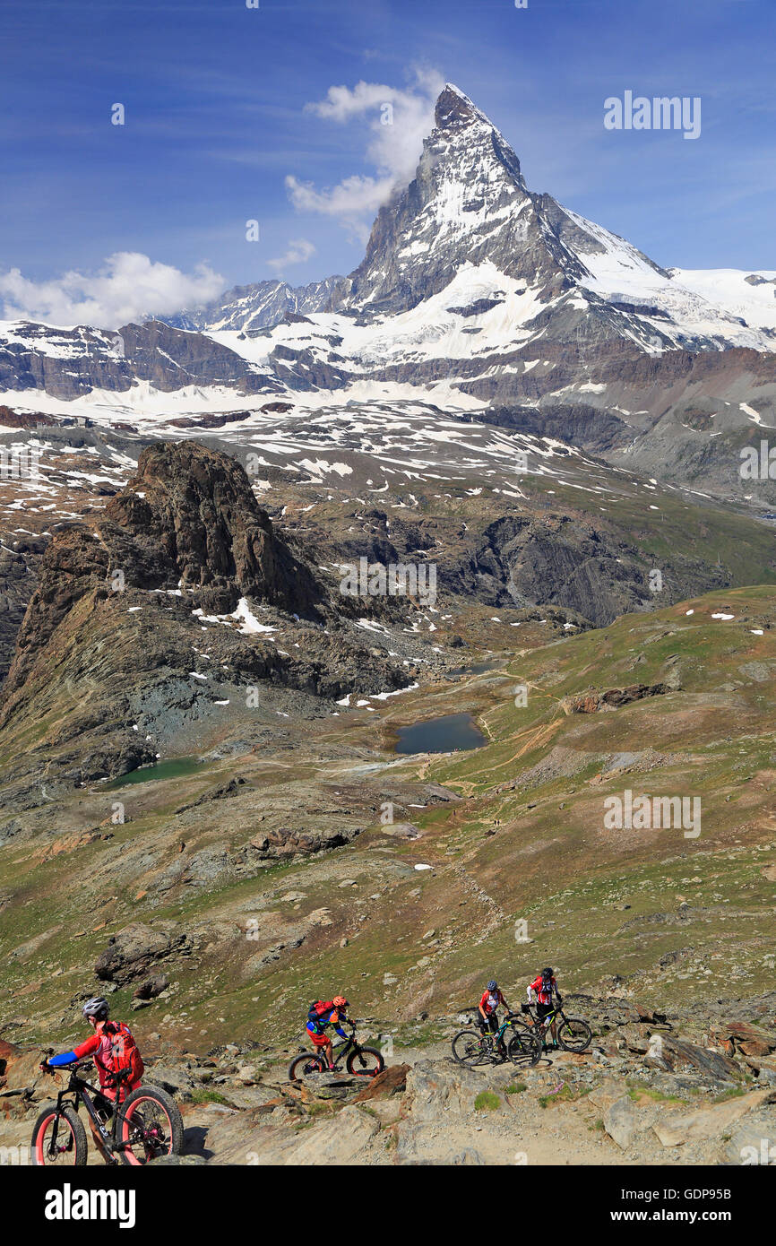 Blick auf Matterhorn und Radfahrer genießen die Herausforderung auf Bergpfaden in der Schweiz. Stockfoto