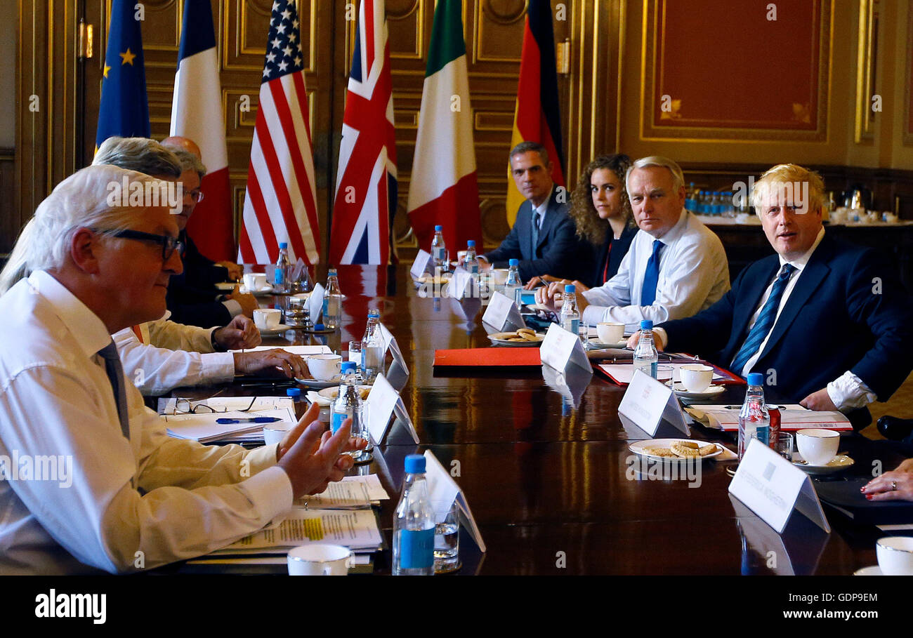 Außenminister Boris Johnson, Recht, sitzt mit ausländischen Kollegen einschließlich der deutschen Außenminister Frank-Walter Steinmeier (links) bei einem Treffen über Syrien im Auswärtigen Amt in London. Stockfoto