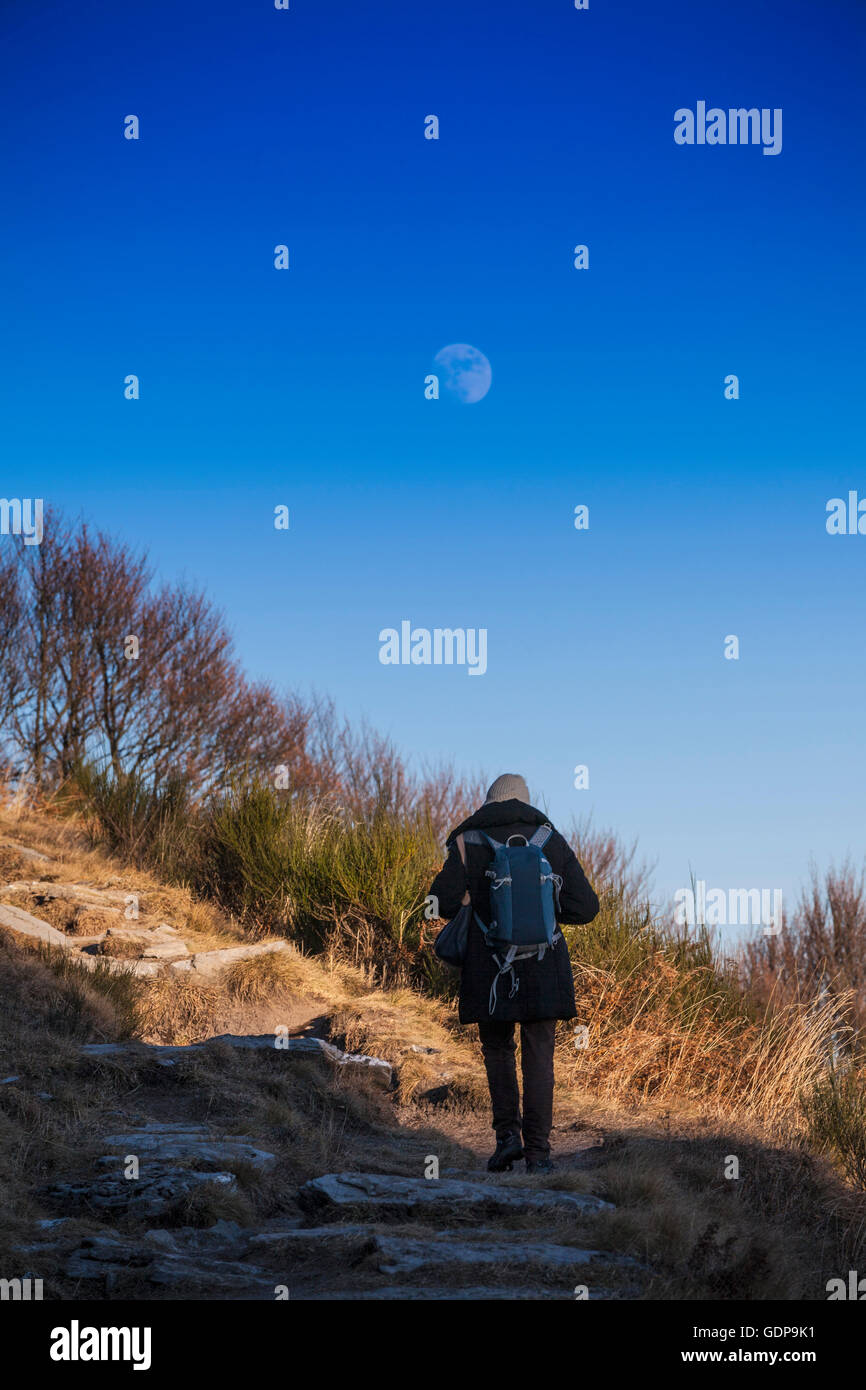 Rückansicht des senior Frau Wandern in Bergen, Monte Generoso, Tessin, Schweiz Stockfoto