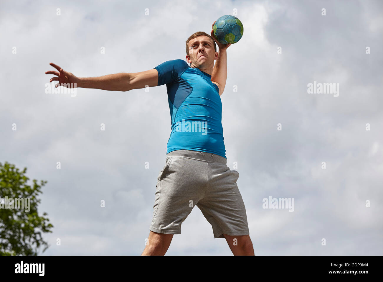 Niedrigen Winkel Blick auf junge männliche Handballer Ball werfen wird vorbereitet Stockfoto