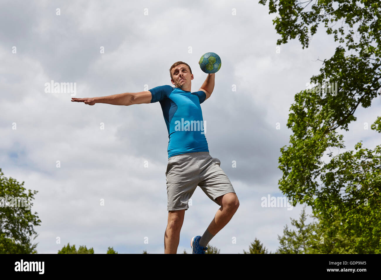 Junge männliche Handballer Ball werfen wird vorbereitet Stockfoto