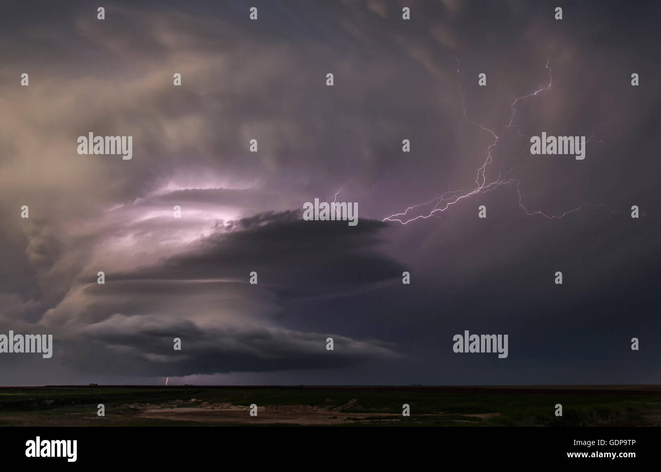 Starke Gewitter Blitz Lichtbögen Aufwind Amboss Wolke / Boden-Bolzen schießen unten rotierende Superzelle Stockfoto
