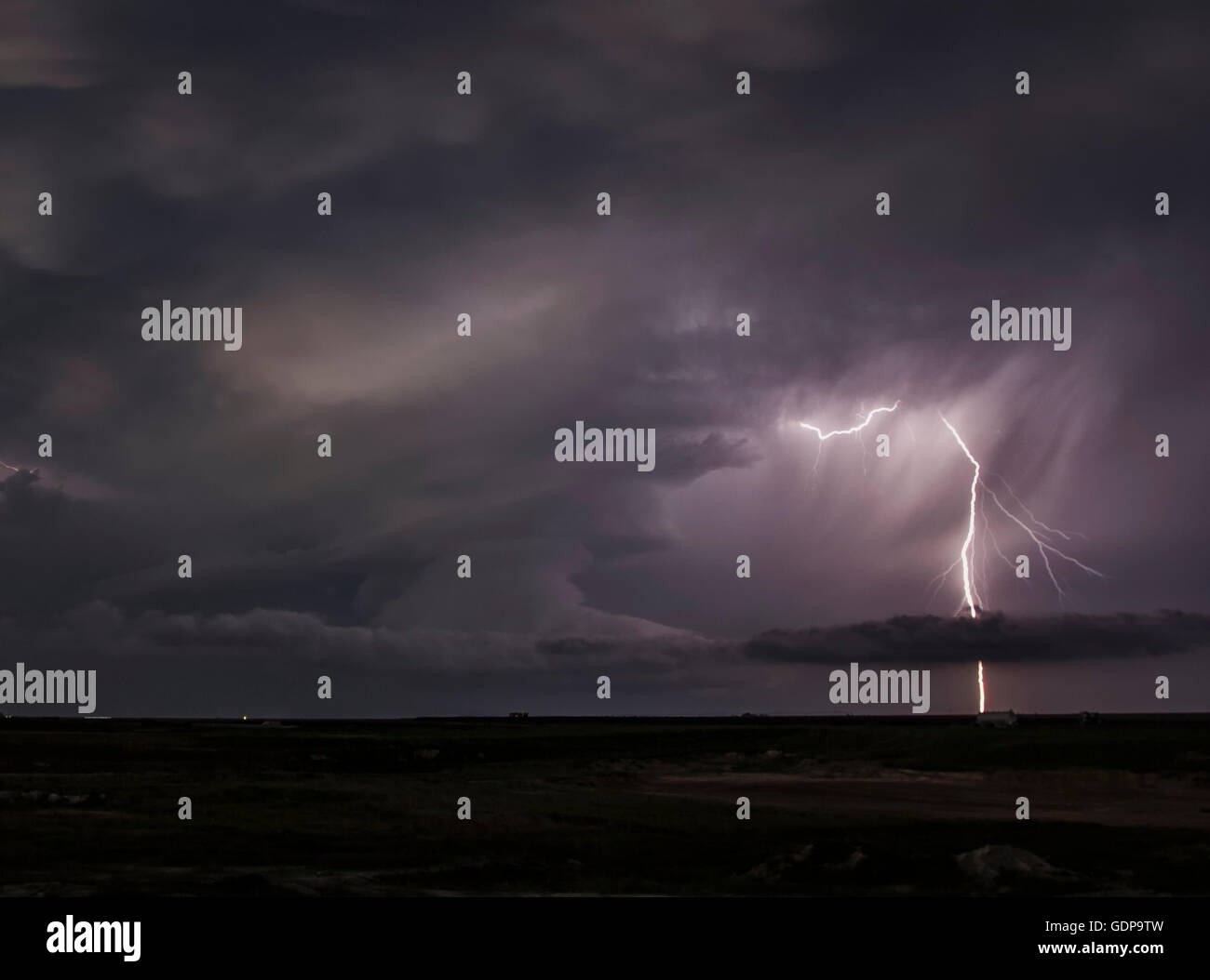 Blitz schießt zu Boden aus Superzelle cloud Stockfoto