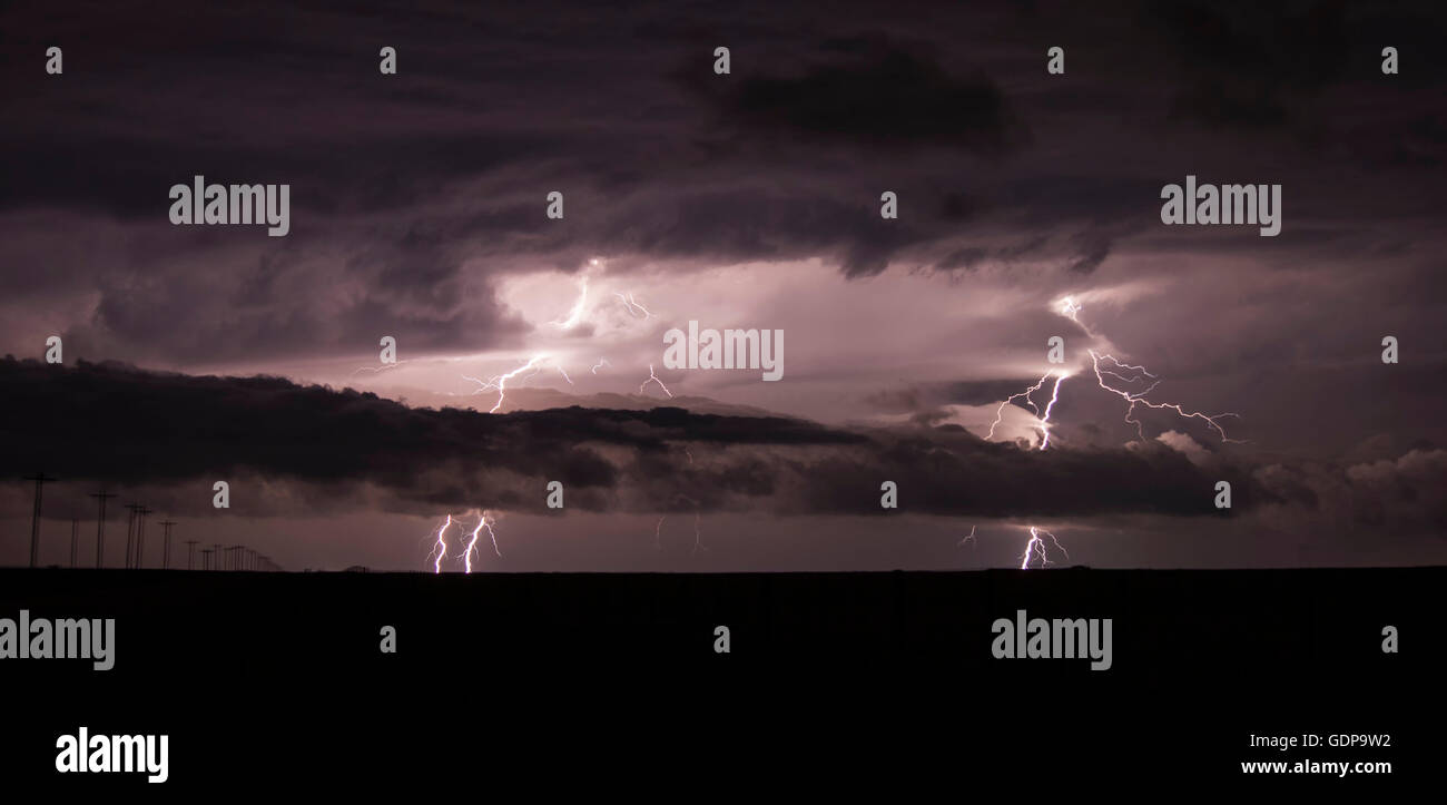 Zwei Wolke-Erde Blitze Bolzen schießen durch die tief hängenden Wolken von einer Superzelle Stockfoto