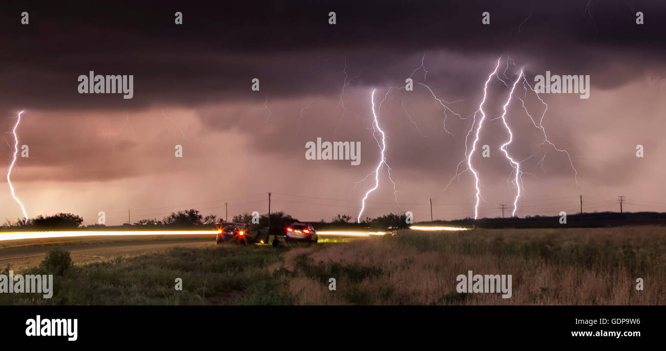Wolke-Erde Blitze und Sturmjäger tracking tornadischen Gewitter Stockfoto