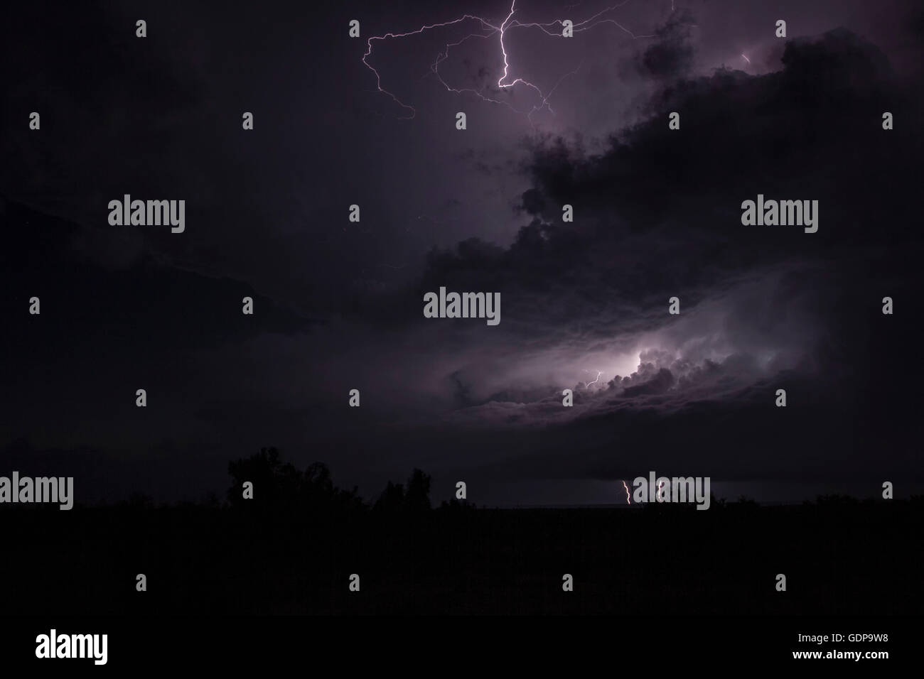 Eine Nacht Zeit tornadischen Gewitter erzeugt mehrere Arten von Blitzen Stockfoto