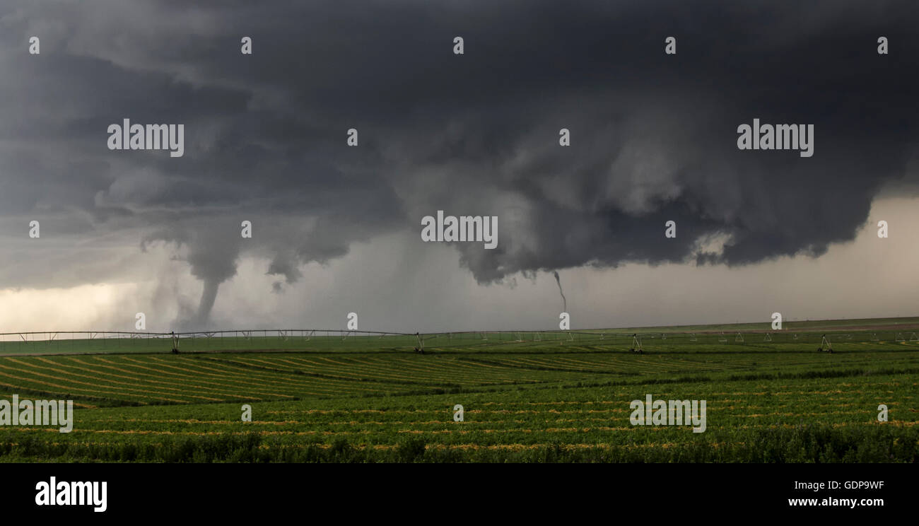 Zwei Tornados berühren sich gleichzeitig, ein Kegel Tornado auf der