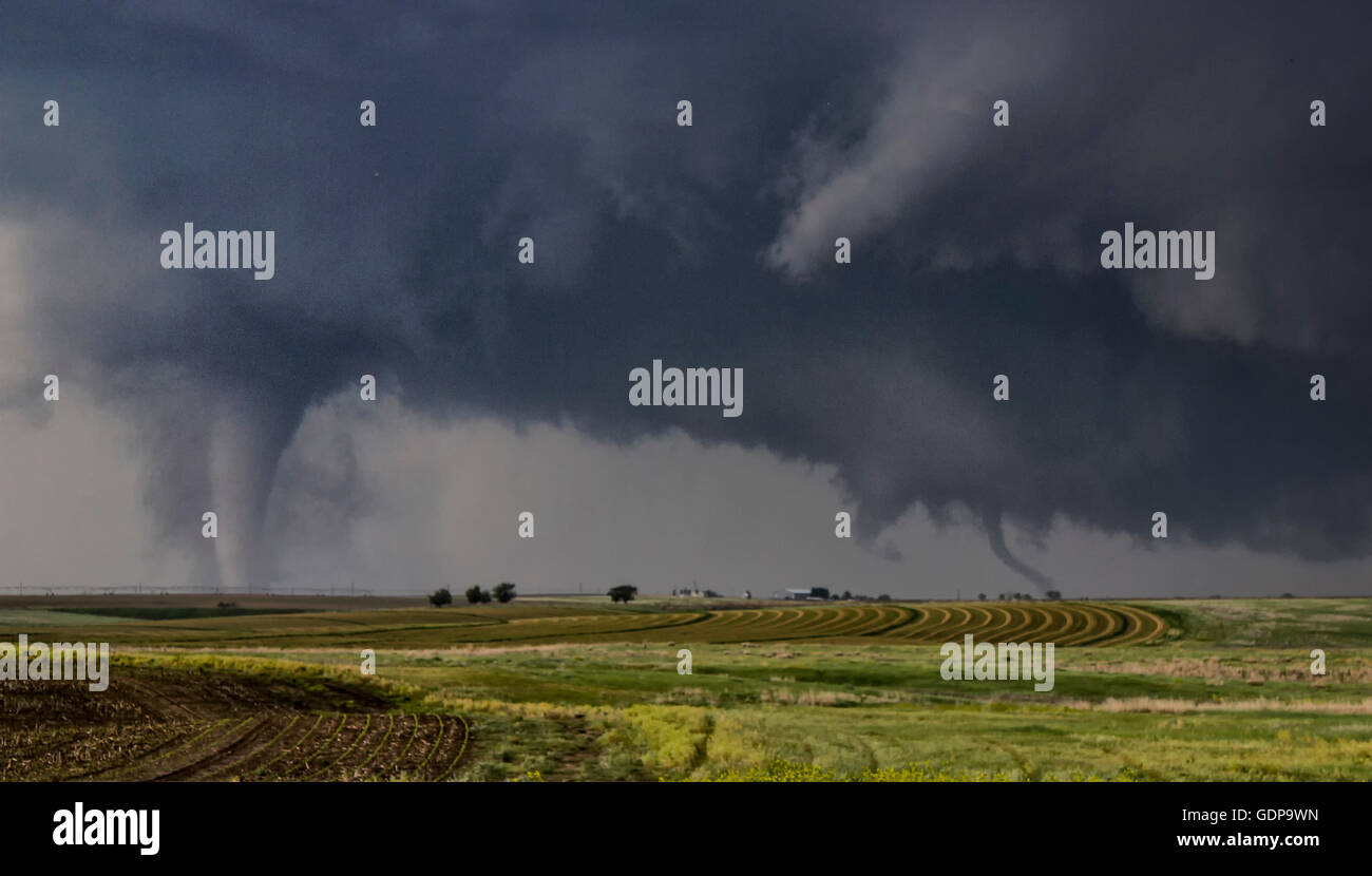 Zwei Tornados vor Ort zur gleichen Zeit über farmland Stockfoto