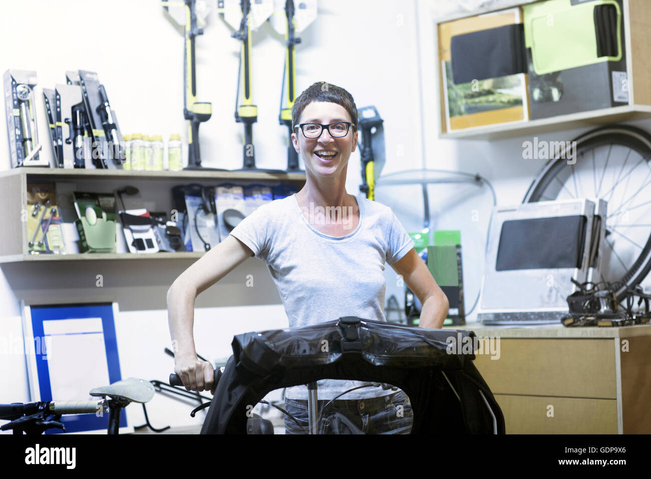 Frau im Workshop halten Liegerad Blick auf die Kamera zu Lächeln Stockfoto