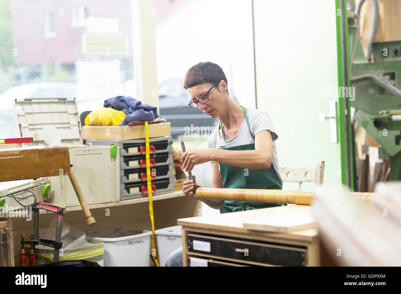 Frau in Werkstatt machen alphorn Stockfoto