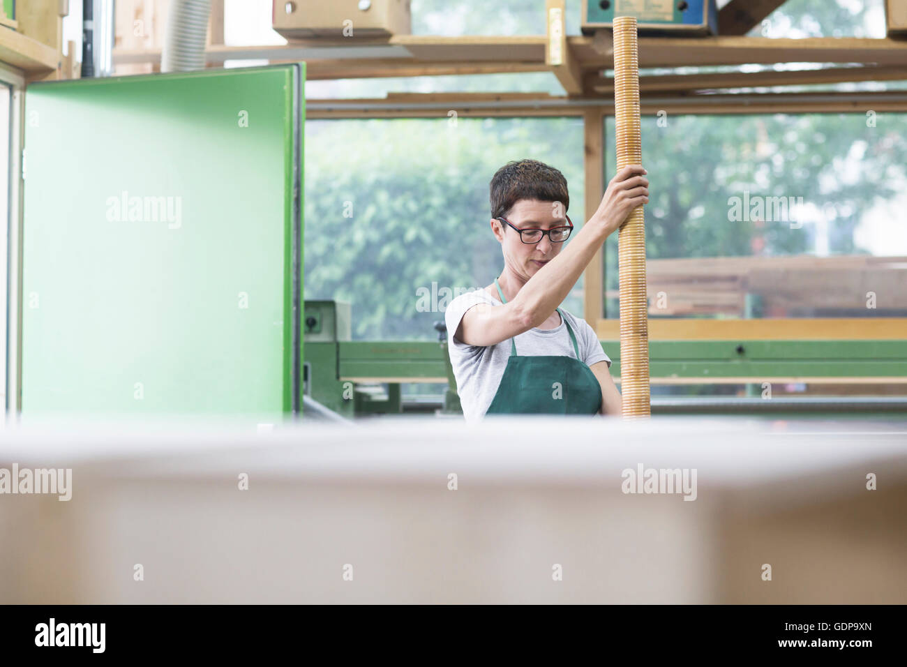 Frau in der Werkstatt mit alphorn Stockfoto