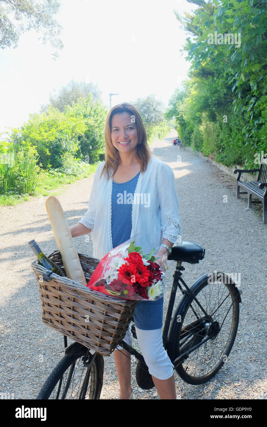 Frau auf Fahrrad, Blick auf die Kamera zu Lächeln Stockfoto