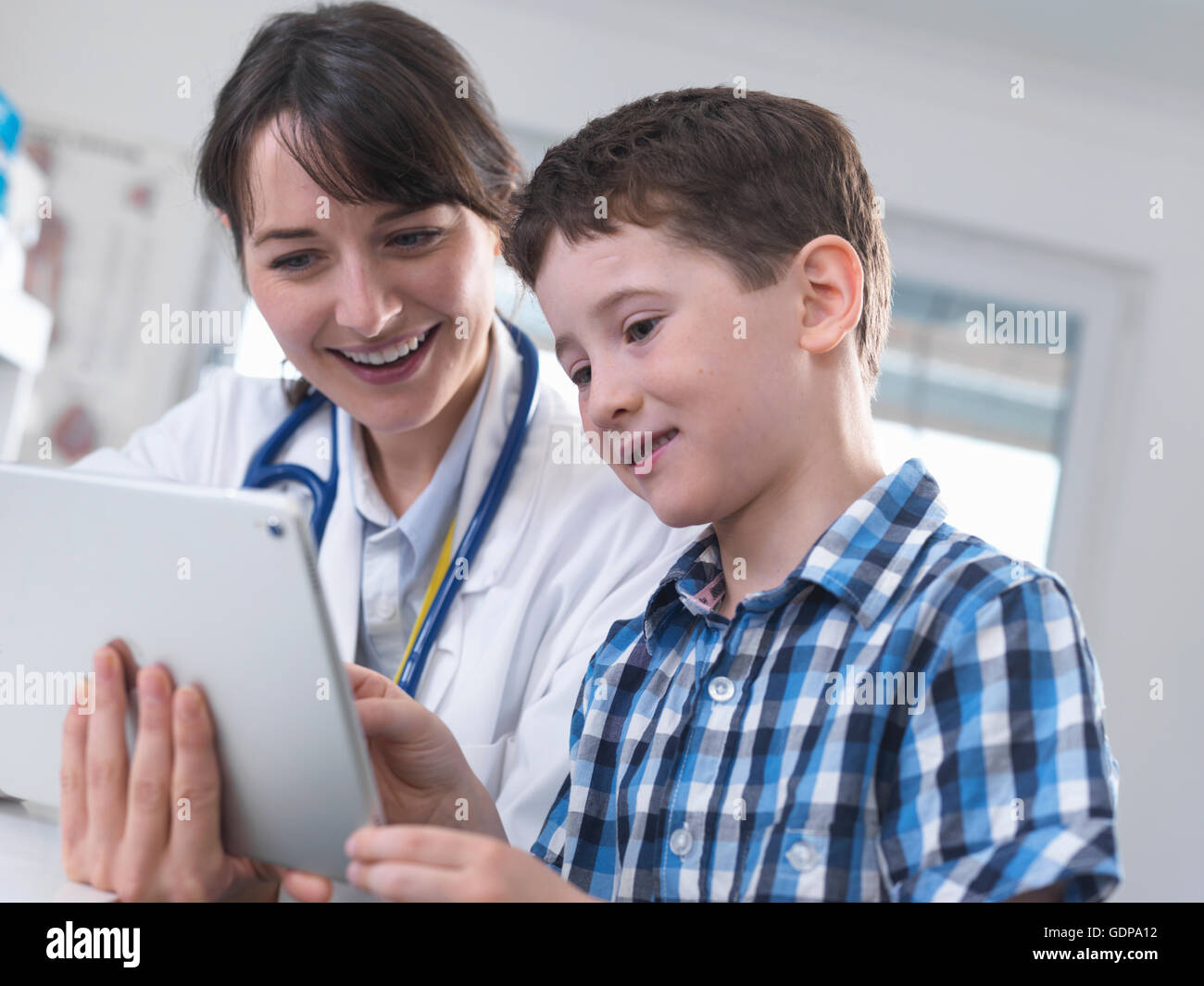 Arzt und junge mit digital-Tablette Stockfoto