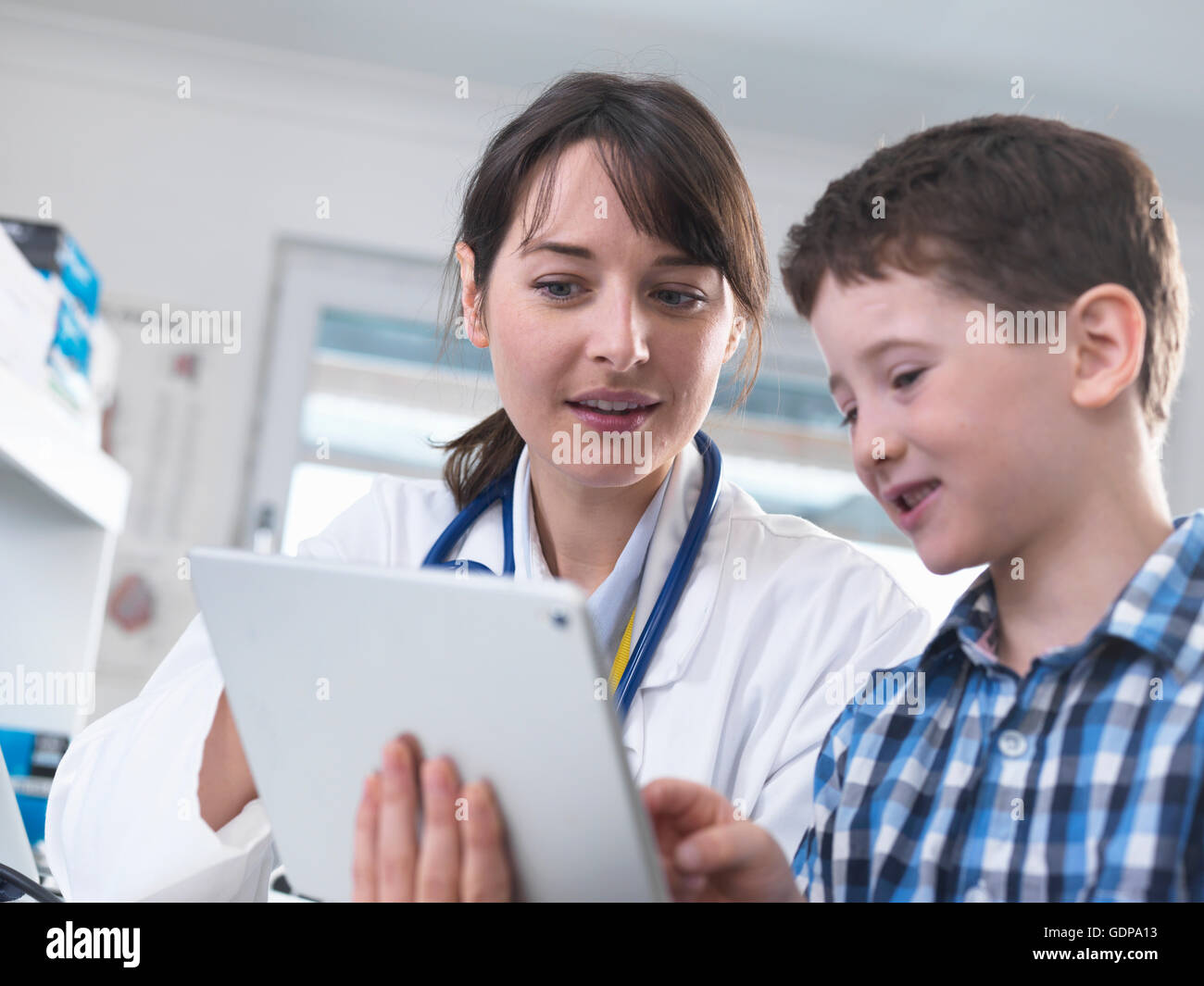 Arzt und junge mit digital-Tablette Stockfoto