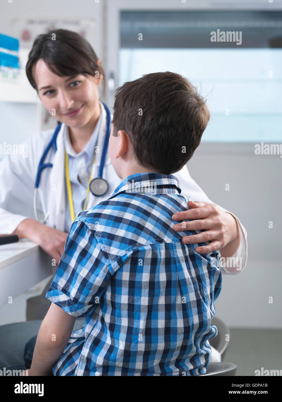 Arzt Beratung mit jungen Stockfoto