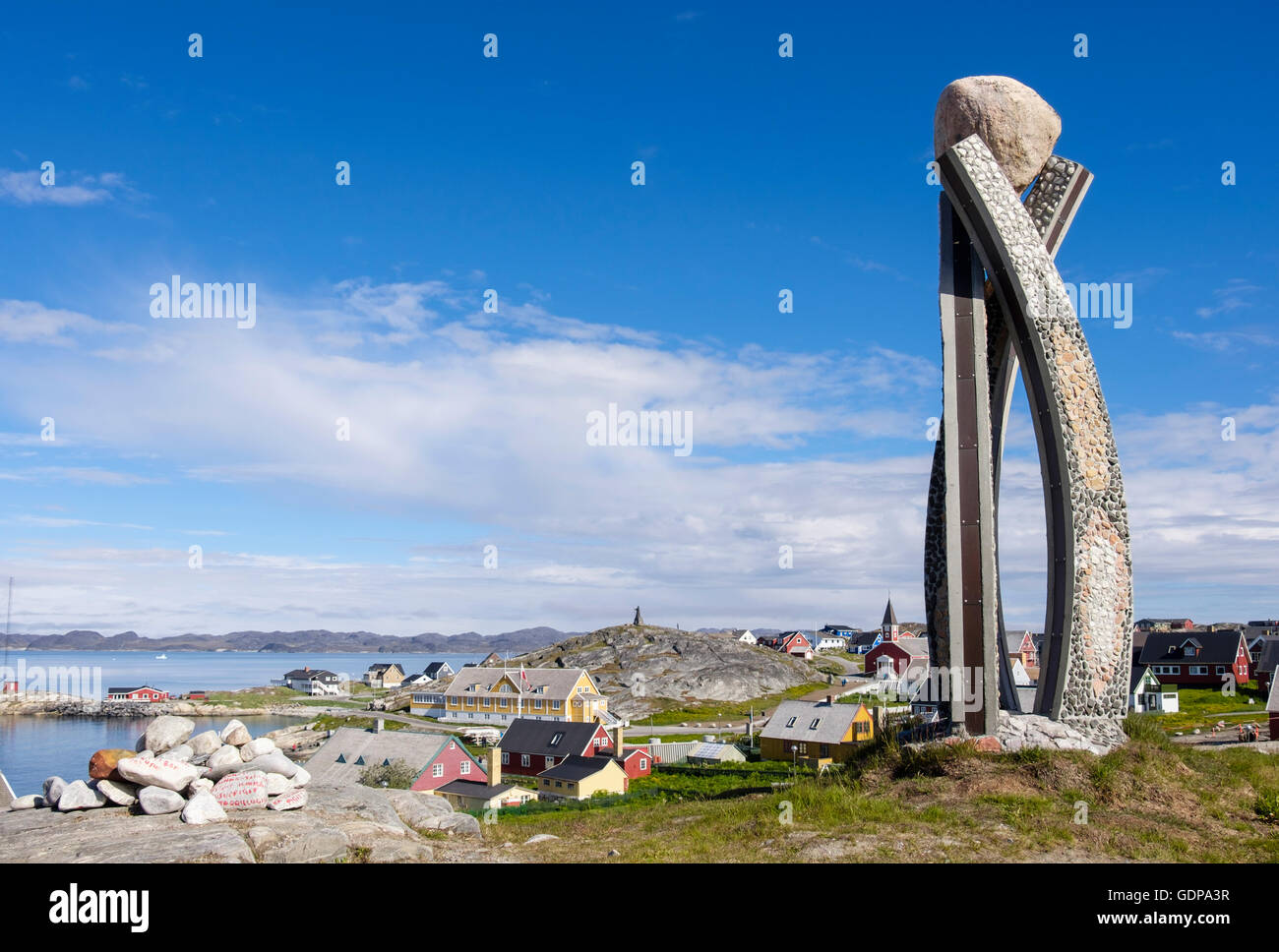 Inussuk Skulptur von Niels Motfeldt mit Blick auf die Altstadt und Beginn des Self-Governance markiert. Nuuk, Grönland Stockfoto