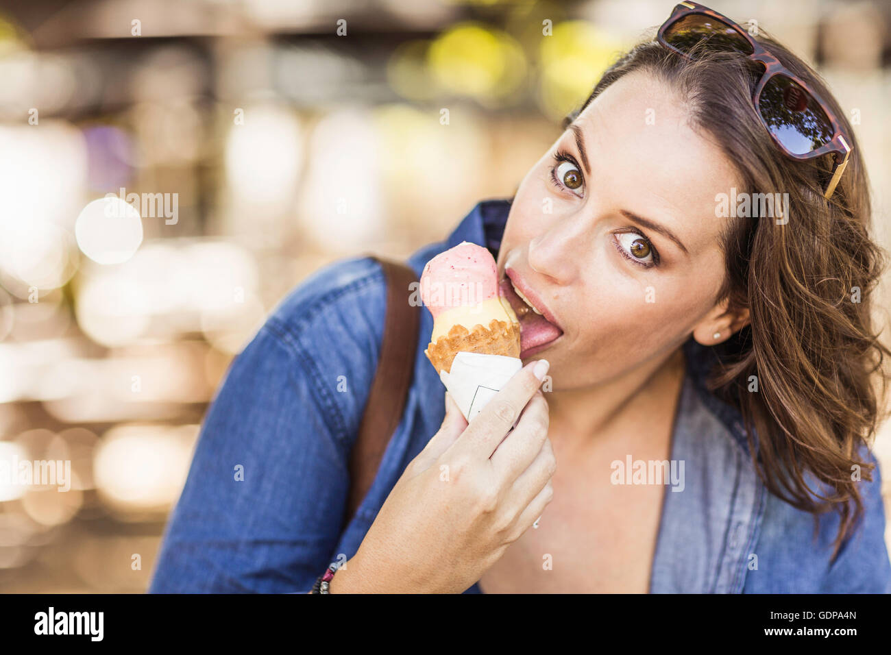 Frau, essen Eis, Blick in die Kamera Stockfoto