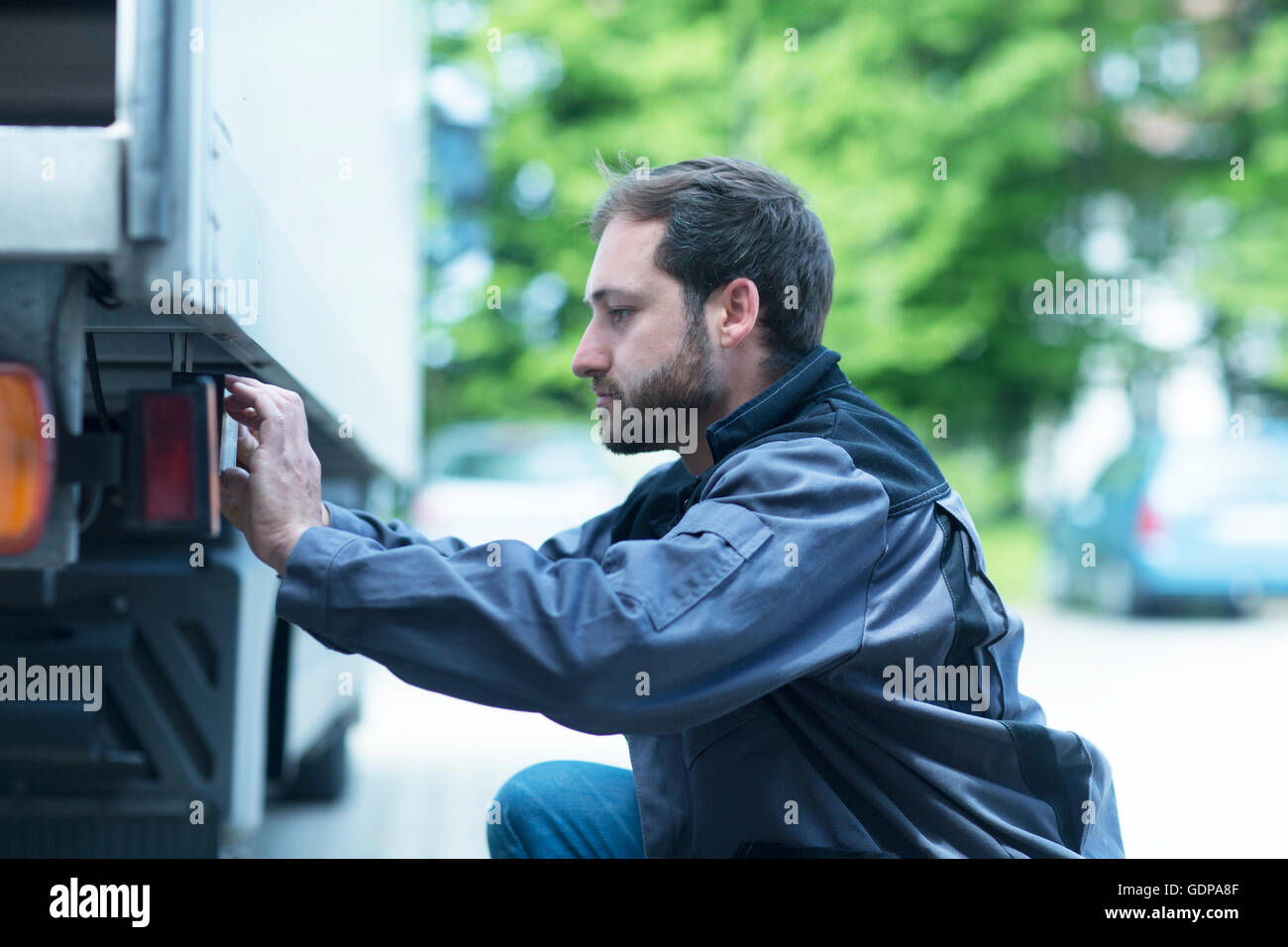 Mann Anpassung LKW-Systemsteuerung Stockfoto