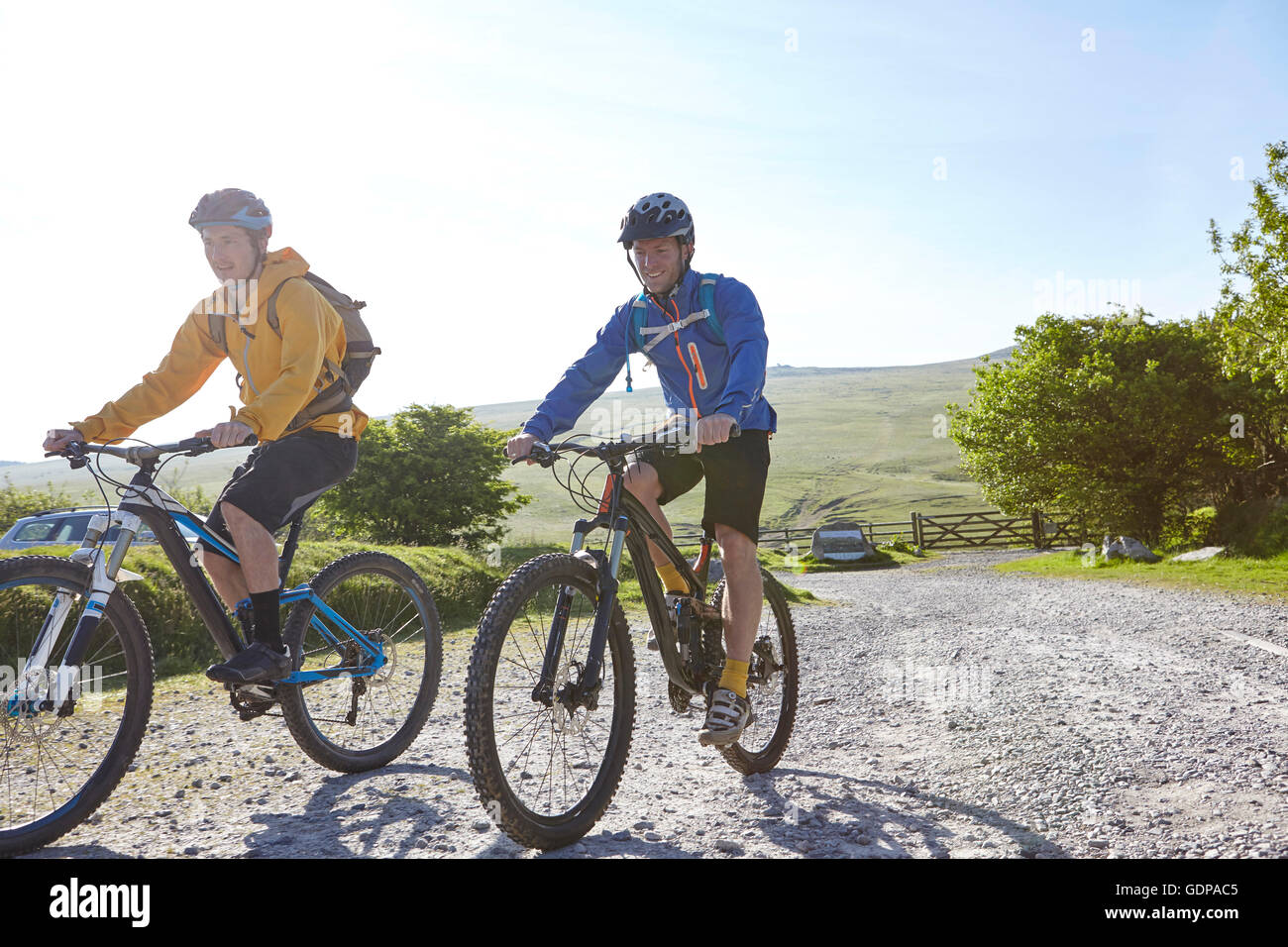 Radfahrer, Radfahren auf Landstraße Stockfoto