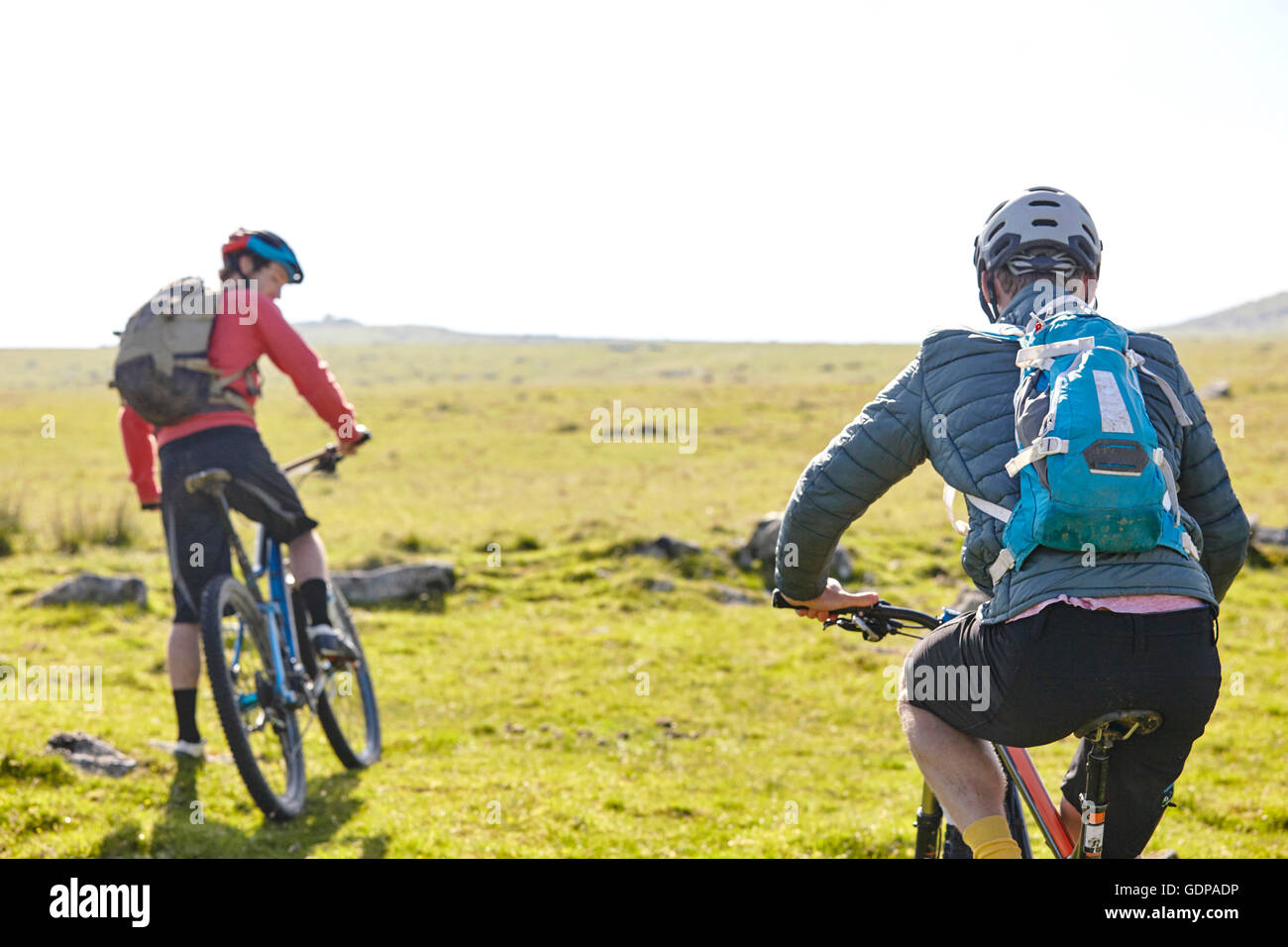 Rückansicht der Radfahrer Radsport am Hang Stockfoto