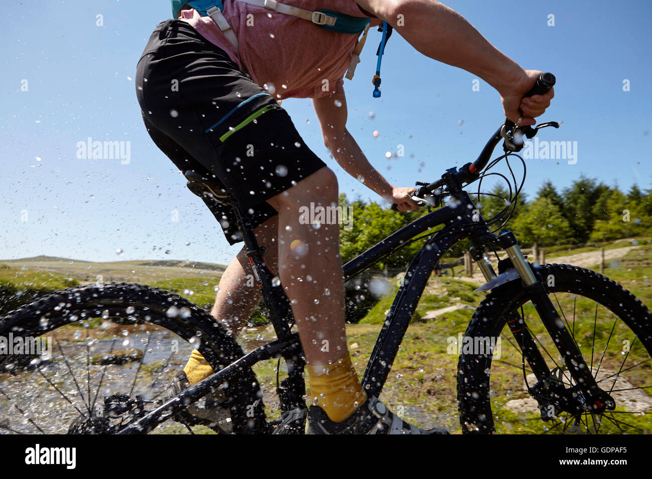 Radfahrer, Radfahren durch Wasser Stockfoto