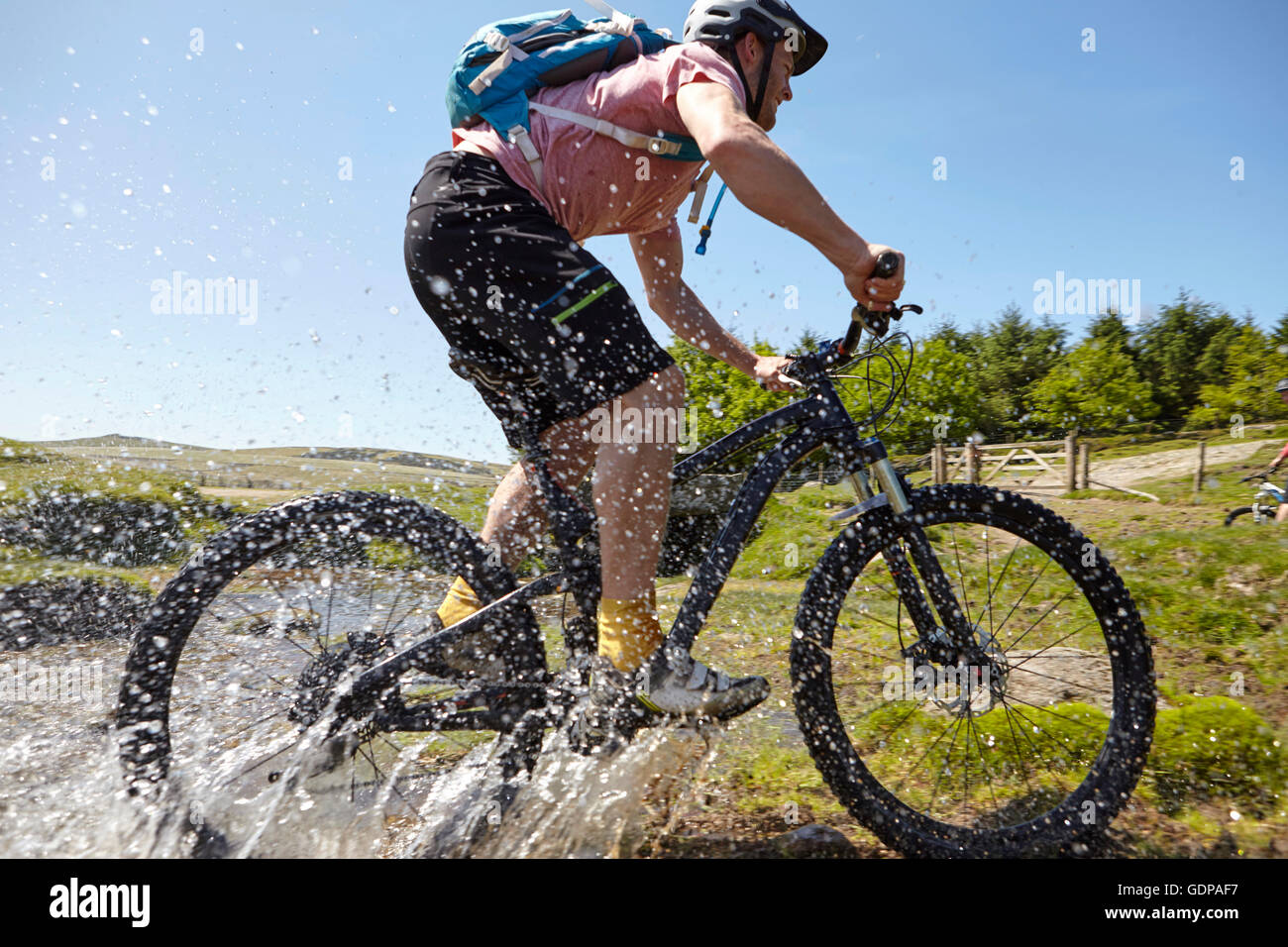 Radfahrer, Radfahren durch Wasser Stockfoto