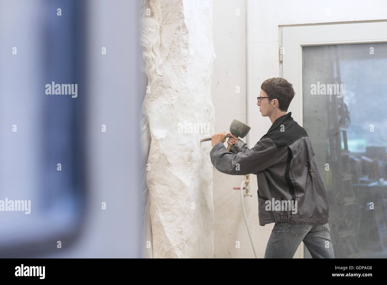 Steinmetz mit Meißel und Hammer zu Skulptur zu schaffen Stockfoto