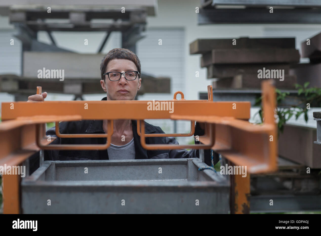 Steinmetz in Werkstatt Ausrüstung überprüfen Stockfoto