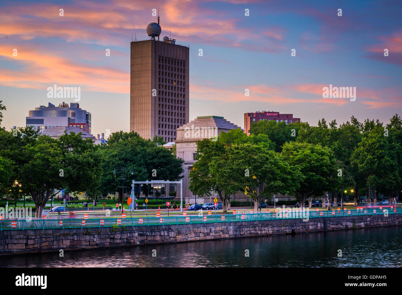 Blick auf den Charles River und Gebäude am Massachusetts Institute of Technology bei Sonnenuntergang, in Cambridge, Massachusetts. Stockfoto