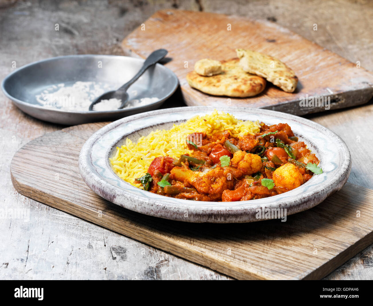 Pflanzliche Jalfrazi mit Pilau Reis Stockfoto