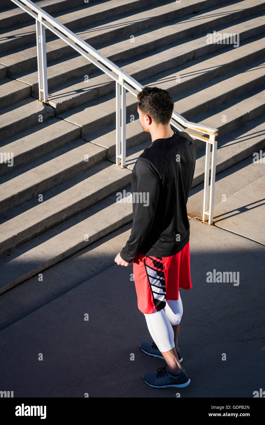 Junger Mann Training, Vorbereitung zu Stadt Treppen laufen Stockfoto