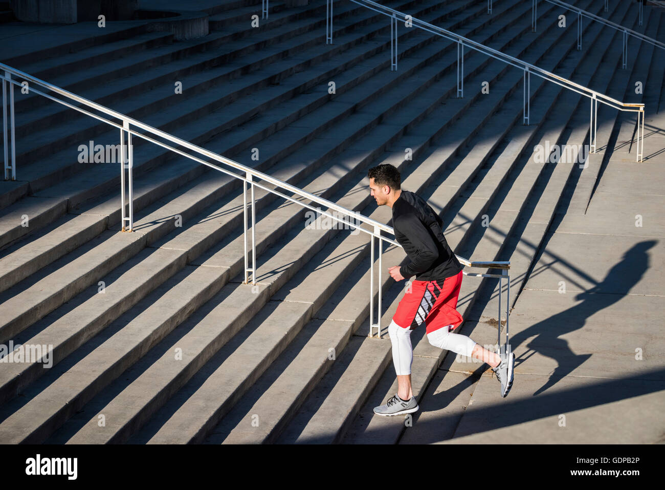 Junger Mann, Ausbildung, Stadt Treppe hinauf laufen Stockfoto