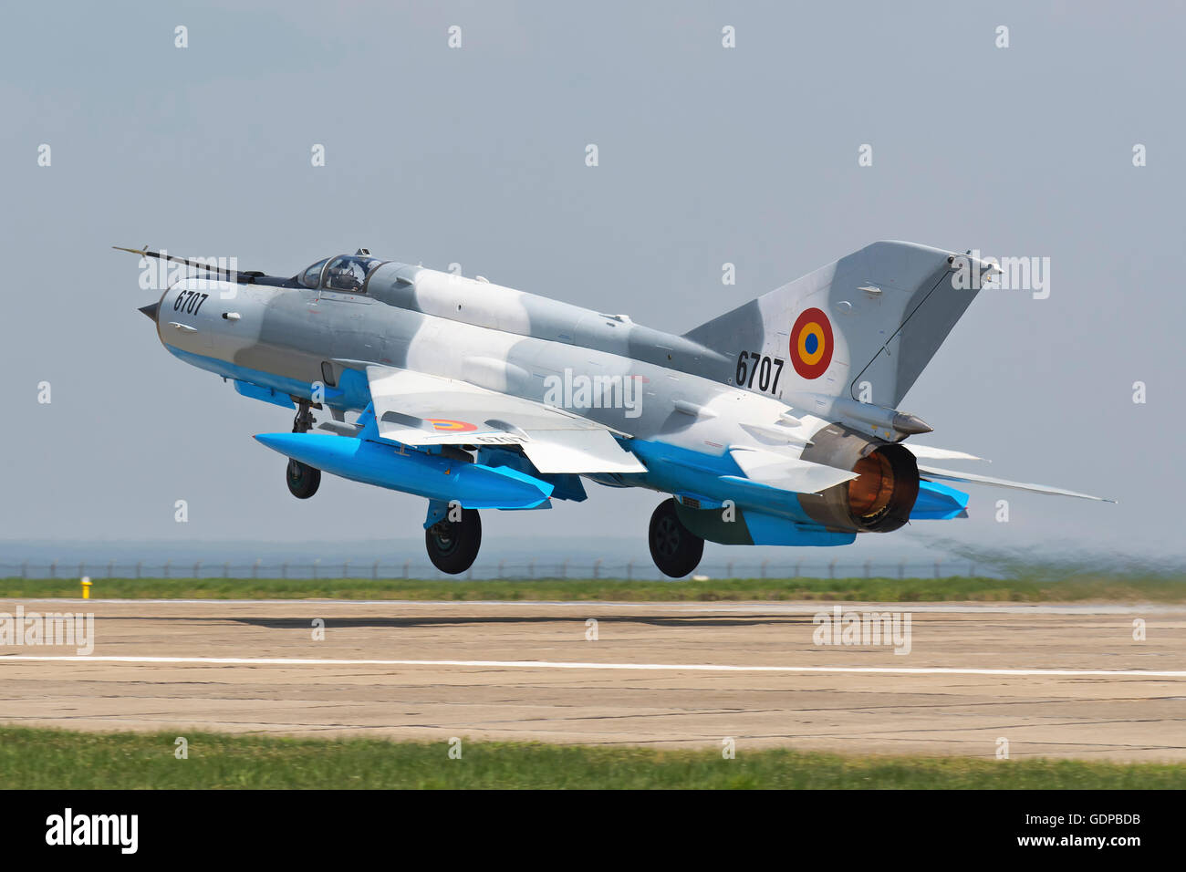 Rumänische Luftwaffe MiG-21MF LanceR-C abheben von Mihail Kogalniceanu, Rumänien, während der bilateralen Übung widerstandsfähig Resol Stockfoto Rumänische Luftwaffe MiG-21MF LanceR-C abheben von Mihail Kogalniceanu, Rumänien, während der bilateralen Übung widerstandsfähig Resol Stockfoto
