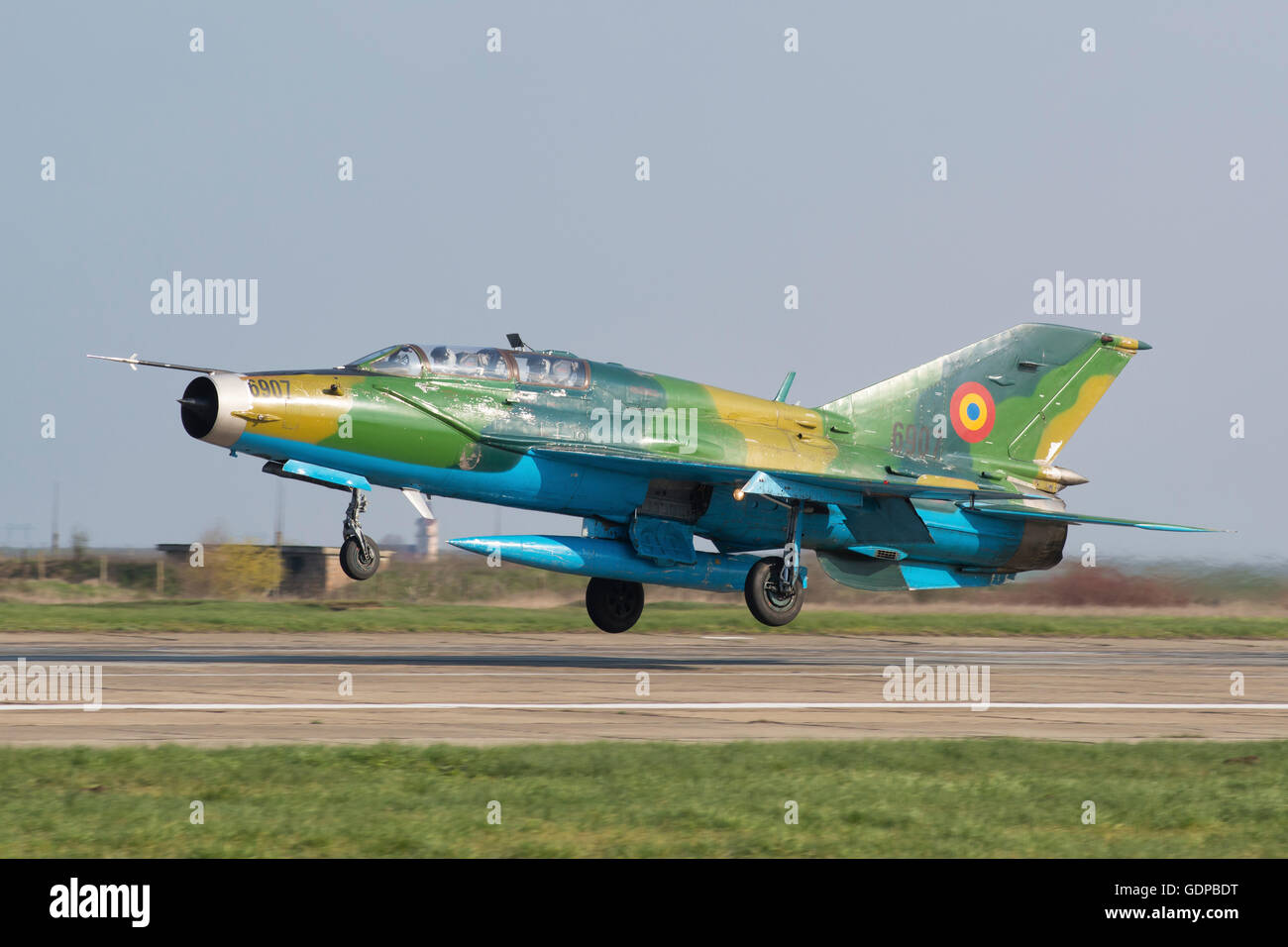 Rumänische Luftwaffe MiG-21UM Lancer-B landet auf dem Mihail Kogalniceanu, Rumänien, während der bilateralen Übung widerstandsfähig zu beheben 20 Stockfoto Rumänische Luftwaffe MiG-21UM Lancer-B landet auf dem Mihail Kogalniceanu, Rumänien, während der bilateralen Übung widerstandsfähig zu beheben 20 Stockfoto