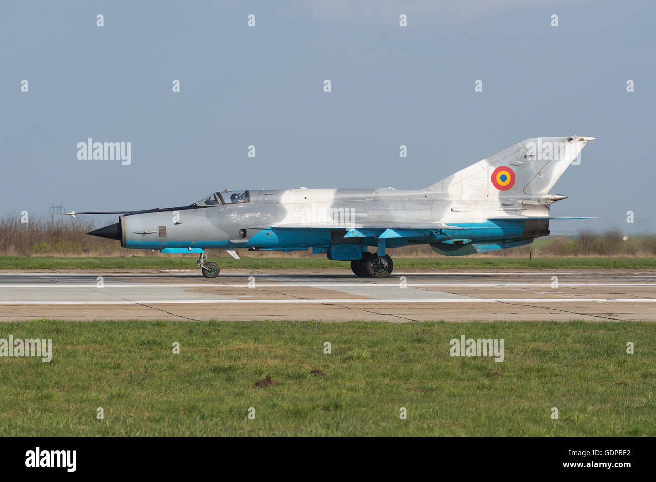 Eine rumänische Luftwaffe MiG-21MF LanceR-C abheben von Mihail Kogalniceanu, Rumänien, während der bilateralen Übung widerstandsfähig Res Stockfoto Eine rumänische Luftwaffe MiG-21MF LanceR-C abheben von Mihail Kogalniceanu, Rumänien, während der bilateralen Übung widerstandsfähig Res Stockfoto