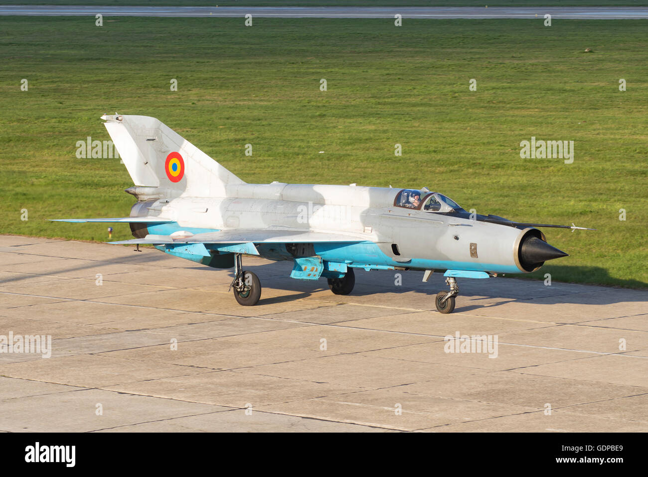Eine rumänische Luftwaffe MiG-21MF LanceR-C des Rollens bei Mihail Kogalniceanu, Rumänien, während die bilateralen Übung widerstandsfähig zu beheben Stockfoto Eine rumänische Luftwaffe MiG-21MF LanceR-C des Rollens bei Mihail Kogalniceanu, Rumänien, während die bilateralen Übung widerstandsfähig zu beheben Stockfoto