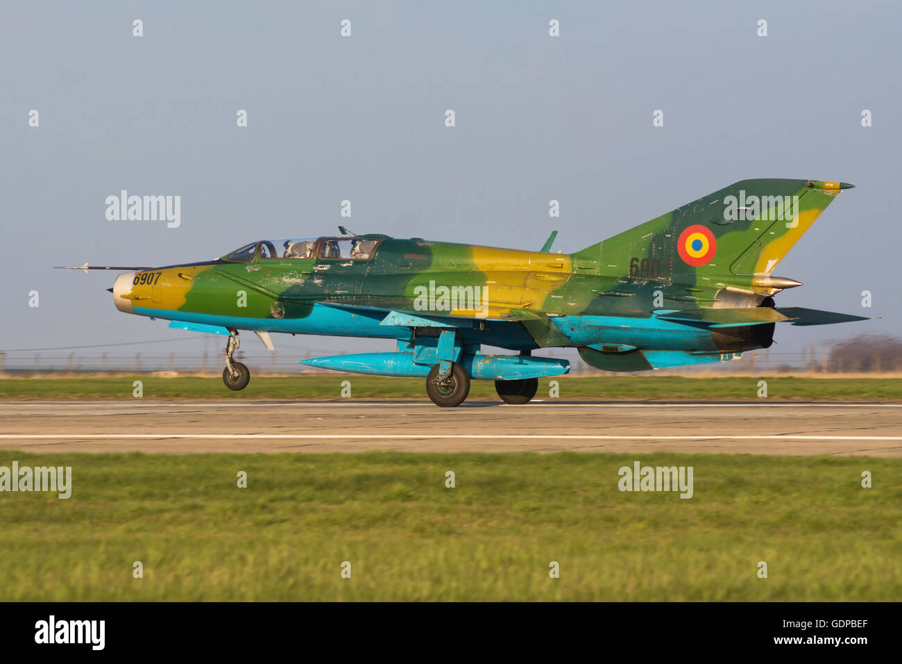 Eine rumänische Luftwaffe MiG-21UM Lancer-B landet auf dem Mihail Kogalniceanu, Rumänien, während der bilateralen Übung widerstandsfähig zu beheben Stockfoto Eine rumänische Luftwaffe MiG-21UM Lancer-B landet auf dem Mihail Kogalniceanu, Rumänien, während der bilateralen Übung widerstandsfähig zu beheben Stockfoto