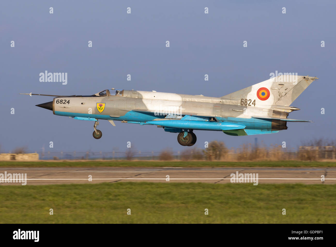 Eine rumänische Luftwaffe MiG-21MF LanceR-C landet auf dem Mihail Kogalniceanu, Rumänien, während der bilateralen Übung widerstandsfähig zu beheben Stockfoto