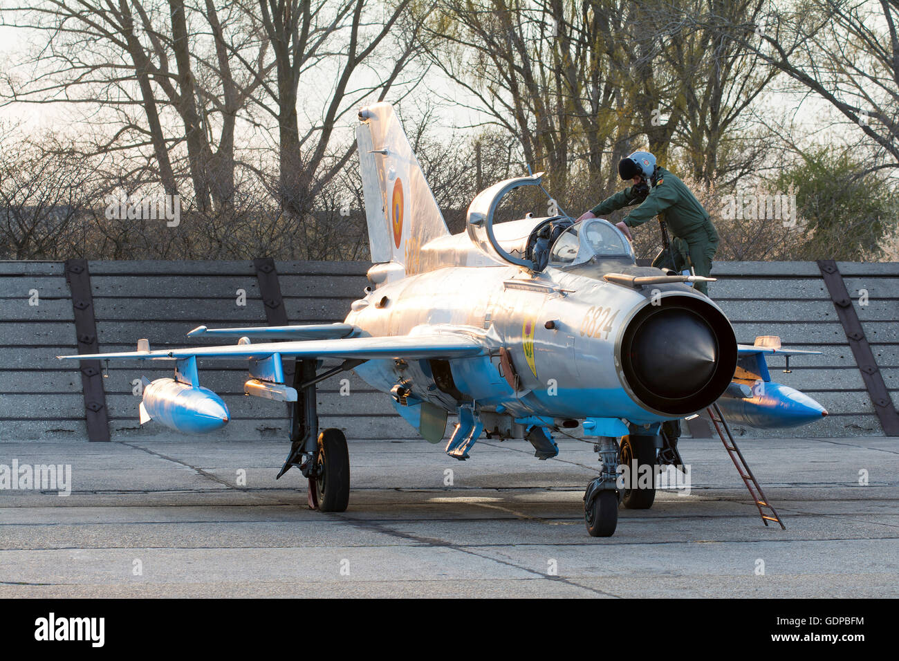 Eine rumänische Luftwaffe MiG-21MF LanceR-C auf der Rampe am Mihail Kogalniceanu, Rumänien, während der bilateralen Übung widerstandsfähig Reso Stockfoto Eine rumänische Luftwaffe MiG-21MF LanceR-C auf der Rampe am Mihail Kogalniceanu, Rumänien, während der bilateralen Übung widerstandsfähig Reso Stockfoto
