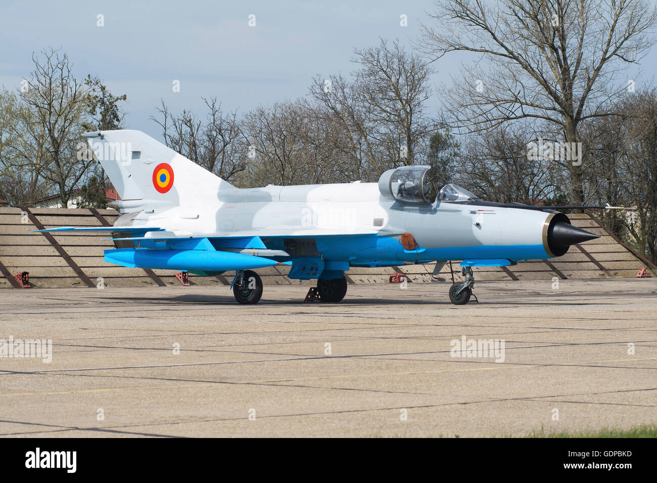 Eine rumänische Luftwaffe MiG-21MF LanceR-C auf der Rampe am Mihail Kogalniceanu, Rumänien, während der bilateralen Übung widerstandsfähig Reso Stockfoto Eine rumänische Luftwaffe MiG-21MF LanceR-C auf der Rampe am Mihail Kogalniceanu, Rumänien, während der bilateralen Übung widerstandsfähig Reso Stockfoto