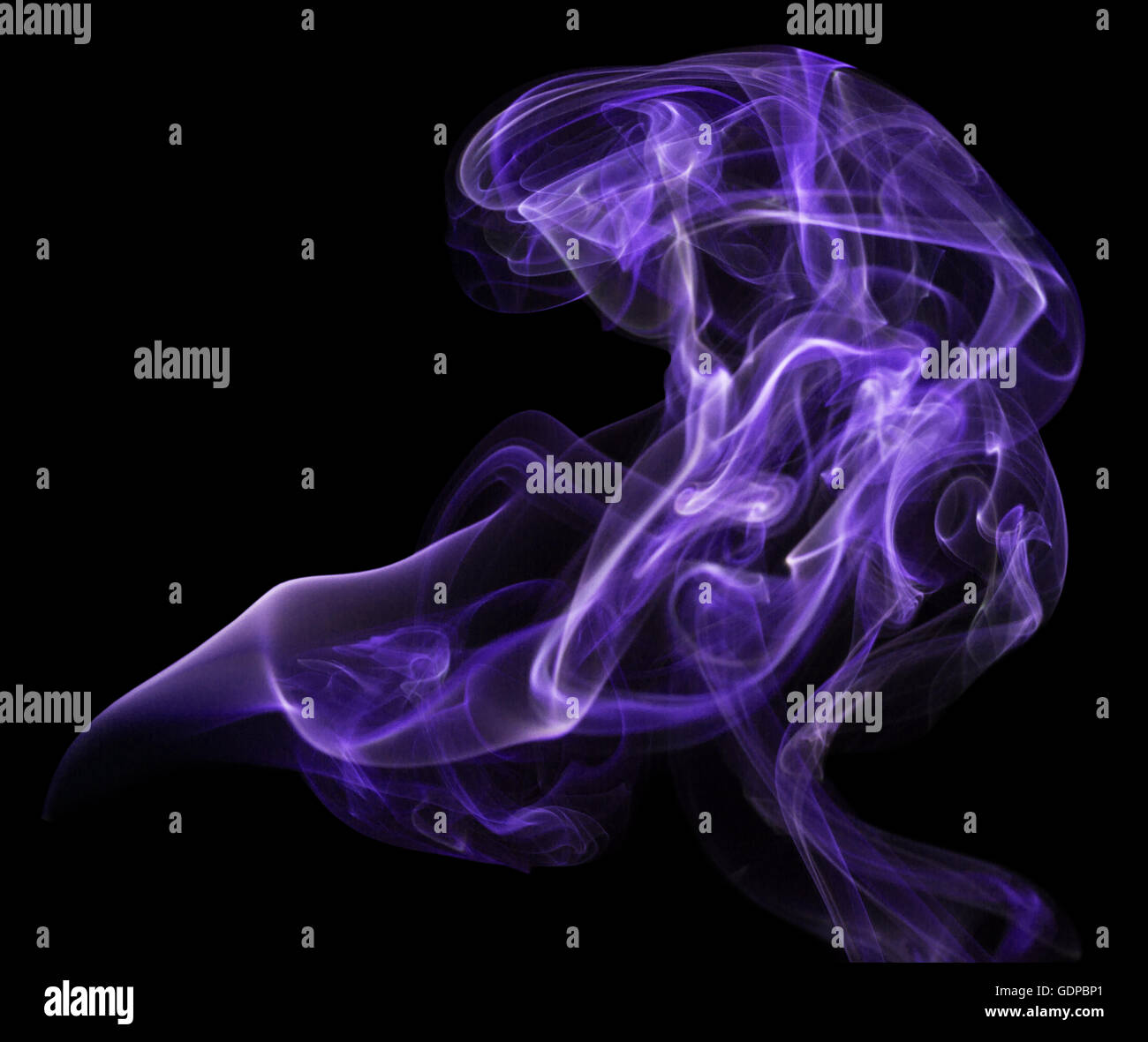lila Rauch auf dem schwarzen Hintergrund. Stockfoto